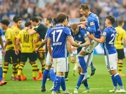  沙尔克04历史性降级引发球迷抗议潮  