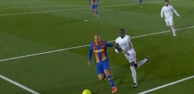  法甲新规争议不断，VAR判罚引发主帅集体抗议  